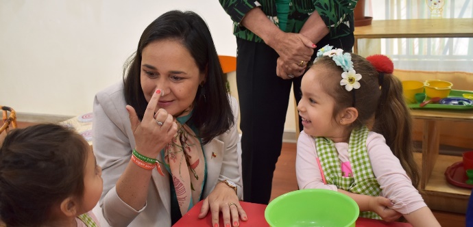 Junto al intendente Pablo Milad y el seremi de Desarrollo Social, Juan Eduardo Prieto, encabezó la Mesa de la Niñez integrada por diversas autoridades regionales. Además, visitó el jardín infantil Corazón de Talca.