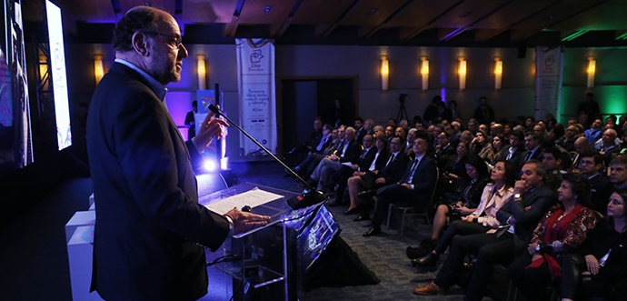 El secretario de Estado entregó detalles del programa que busca solucionar problemas de 16 grupo vulnerables a través de la colaboración público-privada, en el marco de la vigésima tercera versión del encuentro organizado por la Cámara Regional del Comercio de Valparaíso.