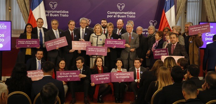La Primera Dama, Cecilia Morel, acompañada por el ministro de Desarrollo Social y Familia, Alfredo Moreno, lanzó la campaña que incluye una serie de medidas que buscan ayudar a los adultos mayores, una de ellas en el ámbito judicial, donde destaca el Defensor Mayor, programa está activo en 8 regiones Chile que cuentan con abogados especializados para asesorar legalmente a las personas mayores, de forma gratuita.