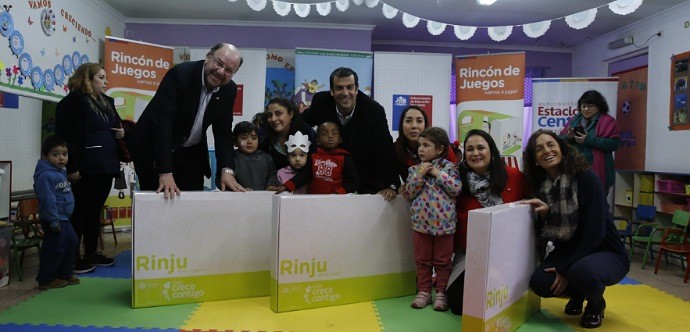 El ministro Alfredo Moreno encabezó la entrega de este set personalizable del Chile Crece Contigo, a niños y niñas de cuatro años que asisten a pre-kinder, que incluye un organizador de juegos y libros, teatro de títeres, una carpa de tela que sirve de guarida de juegos para el niño o niña, entre otros artículos y juegos.