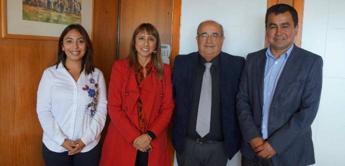 El intendente César Asenjo y el seremi de Desarrollo Social, Carlos Rolack, presentaron el Fondo Nacional del Adulto Mayor en La Unión.