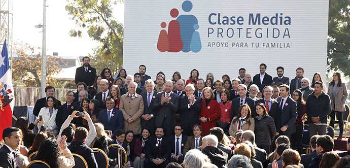 El Presidente Sebastián Piñera, acompañado del ministro de Desarrollo Social y Familia, Alfredo Moreno, presentó esta mañana este programa que entrega protección a la clase media ante situaciones de vulnerabilidad. “Para ser un verdadero país de clase media, tenemos que tener una red para que cuando sucedan momentos difíciles, haya una protección”, indicó el secretario de Estado.