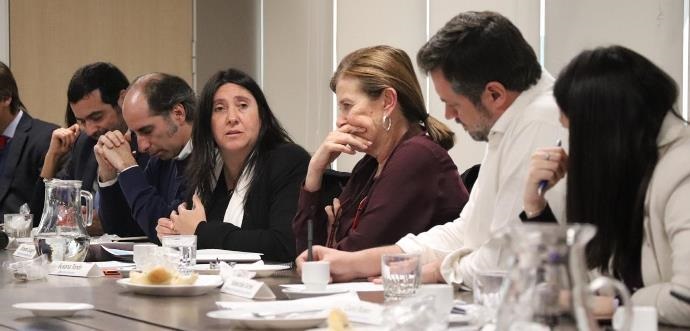 A esta reunión asistieron los parlamentarios María José Hoffman, Felipe Kast, Ricardo Lagos Weber, Gabriel Boric y el ex senador Patricio Walker, quienes forman parte de esta mesa.