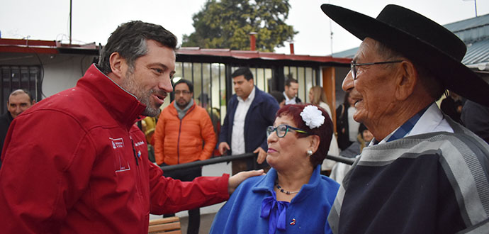 El ministro de Desarrollo Social y Familia, acompañado del seremi de la región, Juan Eduardo Prieto, realizaron diversas actividades en la que se reunieron con mujeres indígenas, adultos mayores y personas con discapacidad.