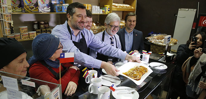 En el Día de la Sopaipilla Pasada, una emprendedora del Fosis especialista en cocina chilena acompañó a las autoridades a enseñarle la preparación a su par de Venezuela.