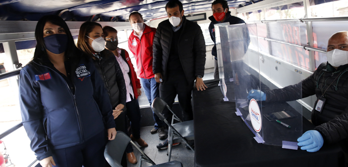 En Estación Central, y junto al alcalde Rodrigo Delgado, las autoridades inauguraron IFE Bus, un servicio de atención móvil que se dedica a recorrer la comuna para orientar y ayudar a los vecinos en la postulación o apelación al Ingreso Familiar de Emergencia y también al Registro Social de Hogares.