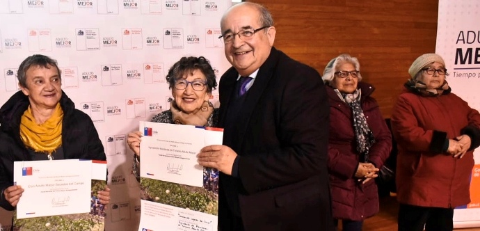 En Valdivia y en La Unión se realizaron las ceremonias provinciales de certificación del Fondo Nacional del Adulto Mayor.