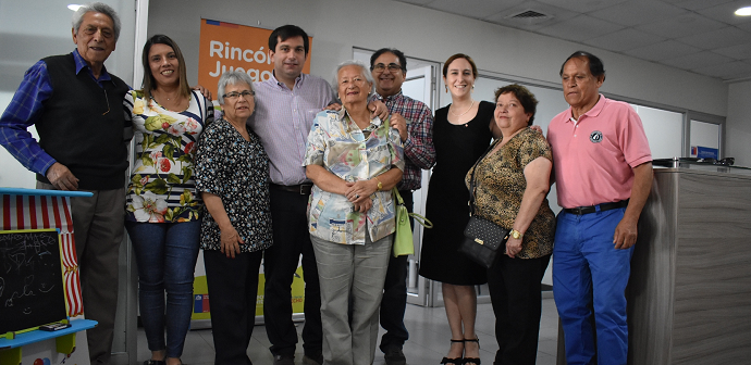  El seremi de Desarrollo Social y Familia, Juan Eduardo Prieto, junto a su par del Trabajo, Ana Paola Ponce, se reunieron con un grupo de pensionados para darles a conocer los alcances del proyecto.