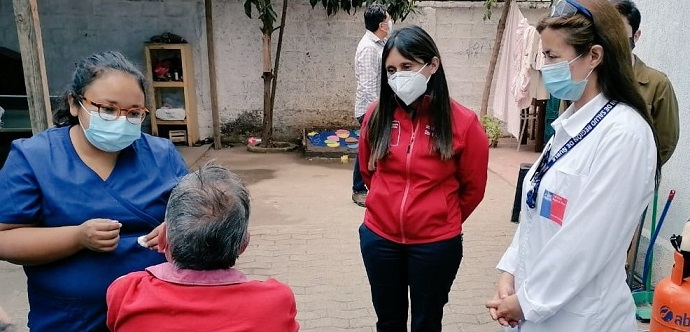 Al menos 30 adultos mayores que hacen uso de dispositivos de atención para personas en situación de calle en Chillán ya recibieron la primera dosis contra el virus.