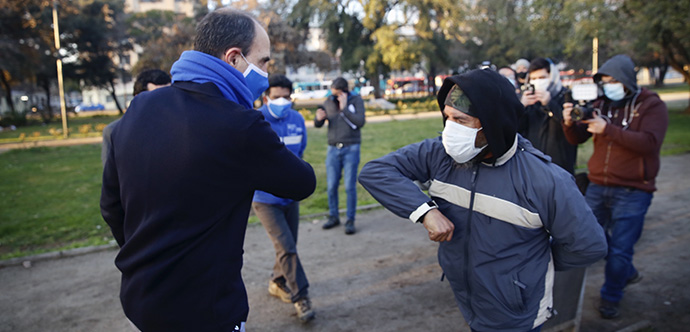 El ministro Cristián Monckeberg entregó un balance del Plan Invierno Protegido durante un operativo en terreno que se realizó en Providencia.