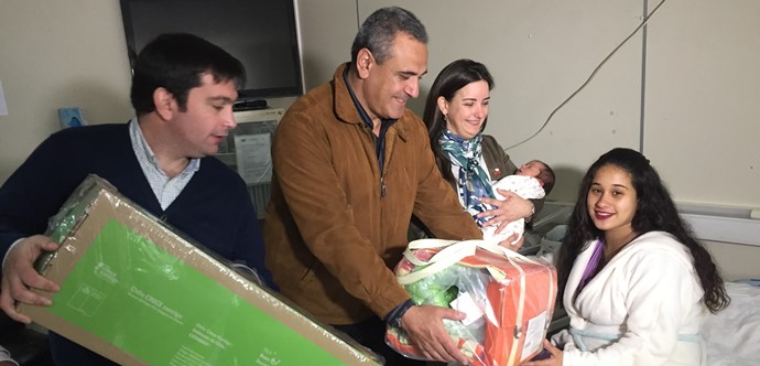 Intendente Pablo Milad, gobernadora Macarena Pons y seremi de Desarrollo Social, Juan Eduardo Prieto, visitaron a mamás de recién nacidos para saludarlas y entregarles el beneficio del Chile Crece Contigo.