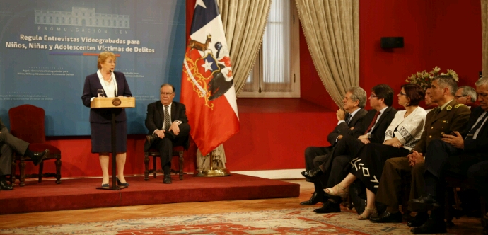 El acto fue presidido por la Presidenta Michelle Bachelet en el Salón Montt Varas, donde señaló que la entrante normativa evitará la victimización secundaria dentro del sistema judicial. 