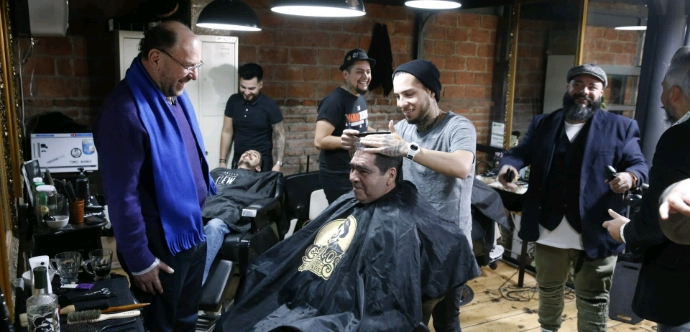 El secretario de Estado estuvo con los estilistas de la barbería “Carlos the Barber & Friends”, en el marco de una nueva activación del Código Azul. “La gente está entendiendo que esto es una tarea de todos”, dijo.