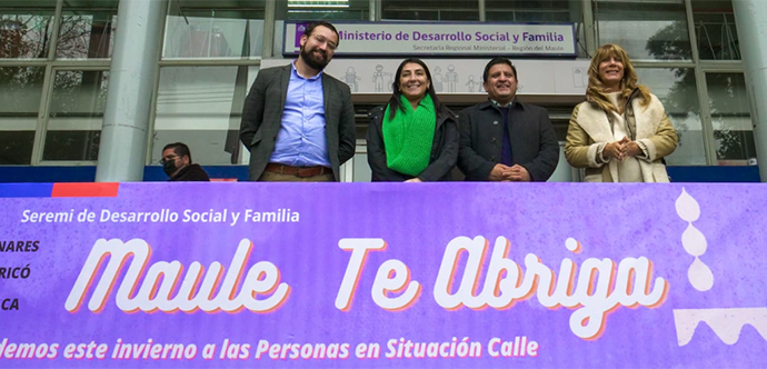 El seremi de Desarrollo Social, Manuel Yáñez, junto al delegado presidencial regional, Humberto Aqueveque, y la gobernadora Cristina Bravo, realizaron este anuncio del pro-grama Nuevos Dispositivos de Albergues para Personas en Situación de Calle en la región del Maule.