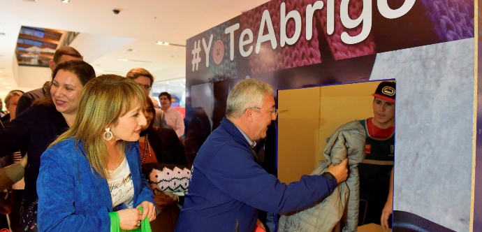 La iniciativa, liderada por el Ministerio de Desarrollo Social junto a Mall Plaza, invita a la comunidad a donar prendas de abrigo, para luego distribuirlas a las personas en situación de calle de la región.