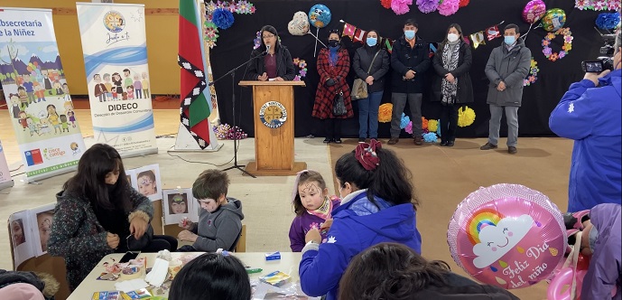 Niños y niñas pertenecientes a los programas del Subsistema de Seguridades y Oportunidades del Ministerio DSyF llegaron hasta el Gimnasio Municipal para celebrar con entretenidos juegos y regalos.