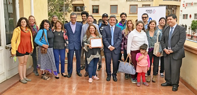  A través del programa, “Yo Emprendo Grupal”, el Gobierno hizo efectivo el aporte en dinero para incentivar la reinversión de los artesanos que perdieron todo en el incendio del Pueblo Artesanal.