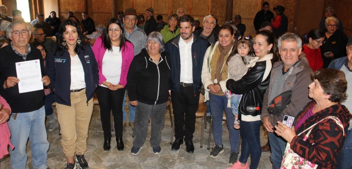 El delegado presidencial regional, José Montalva, junto a la seremi de Desarrollo Social y Familia, Mariela Huillipan, entregaron la Recomendación Satisfactoria (RS) del proyecto Rayenco Afunalhue.