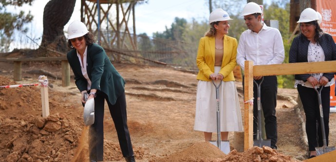 Ministra de Desarrollo Social y Familia, Javiera Toro, y subsecretaria de Vivienda, Gabriela Elgueta, encabezaron esta tarde la ceremonia oficial de inicio de obras en El Batro, localidad rural de la comuna de Casablanca.