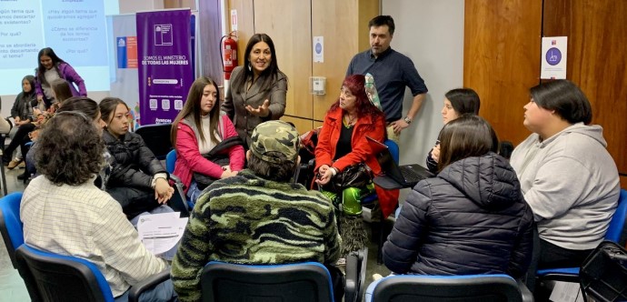 El encuentro liderado por las secretarías ministeriales de Desarrollo Social y Familia; y de la Mujer y la Equidad de Género, tuvo como objetivo discutir y validar con la ciudadanía los aspectos claves de la construcción de esta política social, junto con dar a conocer las iniciativas logradas en la materia.