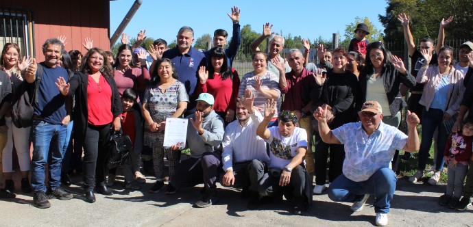 El Delegado Presidencial Regional, José Montalva, junto a la seremi de la cartera social en La Araucanía, Mariela Huillipan, entregaron la Recomendación Satisfactoria (RS) a familias del sector rural Prado Puello y Tres Chorrillos.