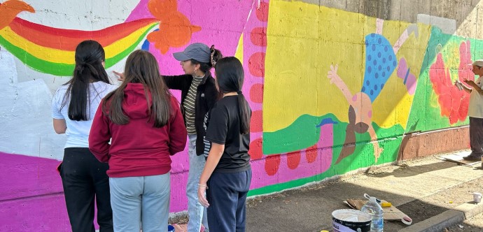 “Educación, Medio Ambiente Saludable, Vida en Familia y Recreación, son parte de los derechos que pintaron en su intervención artística. La propuesta surgió al interior del propio Consejo Consultivo Comunal, y es parte del plan de trabajo comunal de la Oficina Local de Niñez de Bulnes.