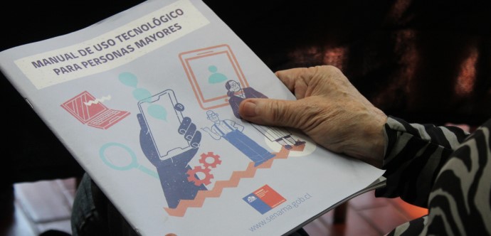 Junto con el desarrollo de talleres formativos, el Manual de Uso Tecnológico para Personas Mayores  es parte de la estrategia nacional de inclusión digital para personas mayores, impulsada por SENAMA.