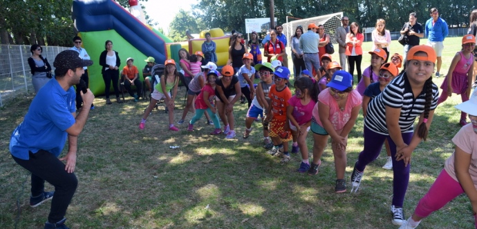 El centro comercial, junto al Ministerio de Desarrollo Social y a la Municipalidad de Cholchol organizaron una tarde de juegos, regalos y comida para 14 niños cuyas familias fueron afectadas por los incendios forestales.