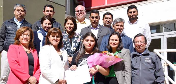 La joven, que acaba de cumplir 18 años, ingresará al CFT de Tarapacá, será contratada por una empresa privada y contará con un subsidio de arriendo para continuar su proyecto de vida.   