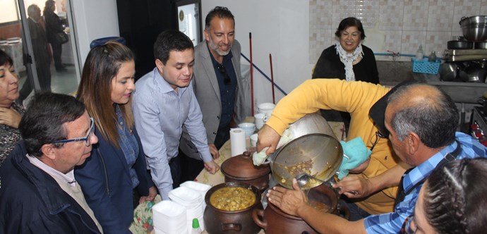 A su edad, siguen emprendiendo gracias a los programas de FOSIS, ofreciendo sus productos a habitantes y turistas que visitan el poblado rural.  