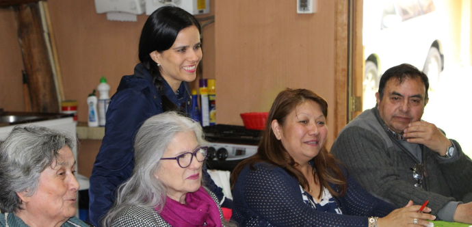 “A partir de este 2019 no hay restricciones para postular a los cursos del Servicio Nacional de Capacitación y Empleo”. Con este mensaje la Seremi de Desarrollo Social, Dominique Brautigam, y del Trabajo, Andrea Ponce, dieron a conocer la noticia a diversos dirigentes de la tercera edad, lo que les permitirá acceder a más herramientas para mejorar su calidad de vida y así tener una mayor estabilidad económica.