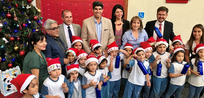 Quienes deseen apadrinar, pueden acudir a las oficinas de Correos Chile en Iquique, donde hay cientos de cartas de niños, en una iniciativa que se extenderá hasta el 21 de diciembre.