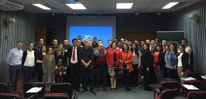 El jefe de la Oficina de Asuntos Indígenas de la Región Metropolitana, Javier López Huentemil, destacó la importancia de que el personal de trato directo con internos 