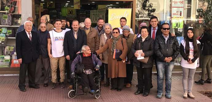 Se realizó un recorrido por las calles de La Serena, que finalizó en tiendas Buale, donde su propietario recibió un reconocimiento por dar espacios laborales a adultos mayores.