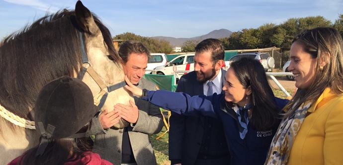 Esta institución sin fines de lucro, trabaja potenciando la interacción entre los usuarios y animales como caballos, perros, conejos o chinchillas y es importante destacar que de las personas que asisten, el 60% no efectúa pago por el servicio.