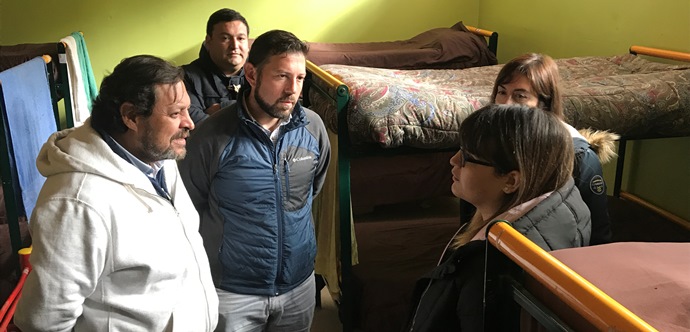 El seremi de Desarrollo Social, Juan Pablo Flores, indicó que debido a las bajas temperaturas que continuarán registrándose, se aumentarán el número de camas disponibles para las personas en situación de calle.