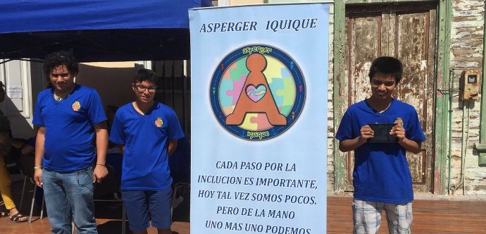 En la actividad la Agrupación Asperger Iquique y Senadis difundieron un mensaje para concientizar a la comunidad y fortalecer la inclusión social. 