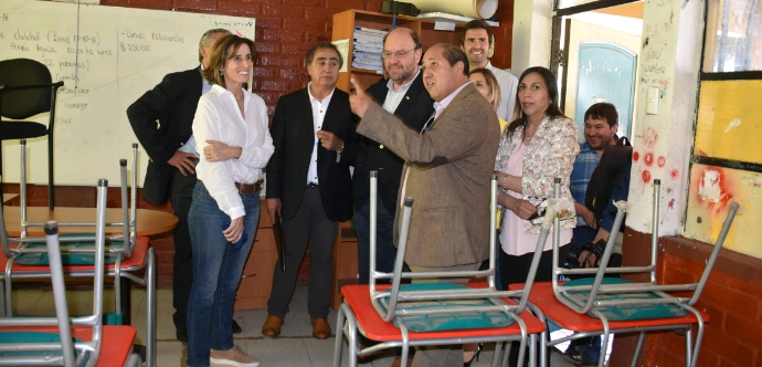 El titular de Desarrollo Social visitó el Liceo Gregorio Urrutia junto a la ministra de Educación, Marcela Cubillos, y el intendente Jorge Atton. En la ocasión, se anunciaron mejoras en el establecimiento educacional y la reconstrucción de otras escuelas.