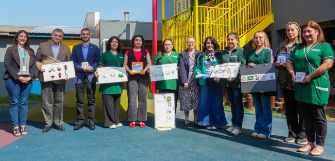 “Aulas Visuales” es el nombre del set compuesto por cuatro productos enfocados a apoyar visualmente a todas las niñas y niños, y especialmente a las infancias autistas que participan en jardines infantiles. Los sets serán enviados a 4.900 aulas de jardines infantiles de la educación parvularia pública.