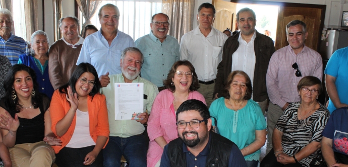 La seremi de Desarrollo Social y Familia, Mariela Huillipan, junto a la Delegada presidencial provincial de Malleco, Andrea Parra, entregaron la Recomendación Satisfactoria (RS) a dirigentes y vecinos del sector.