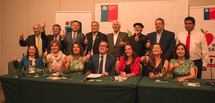 Más de 70 comunas se comprometieron a mejorar la calidad de vida de quienes viven en sus circunscripciones, ampliando y mejorando la oferta de planes, programas y servicios que fomenten estilos de vida saludable, en el marco de una buena la alimentación, el deporte, la vida en familia y disfrutar al aire libre. 