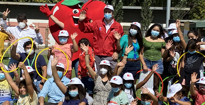 Durante la apertura de los talleres de verano, se hizo entrega de implementos deportivos para que los asistentes puedan hacer deporte en sus hogares, fomentando la actividad física desde temprana edad.