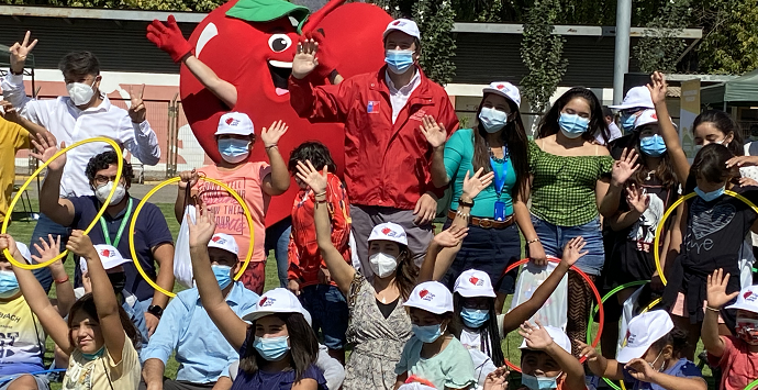 Durante la apertura de los talleres de verano, se hizo entrega de implementos deportivos para que los asistentes puedan hacer deporte en sus hogares, fomentando la actividad física desde temprana edad. 