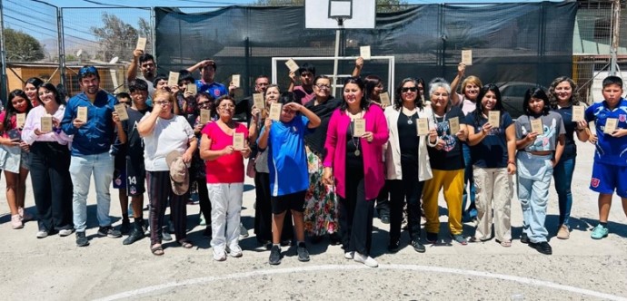 La entrega se desarrolló en el marco del cierre de talleres deportivos y culturales del verano 2025, de la Fundación de Las Familias de Copiapó. En esta nueva edición se actualizaron bonos y beneficios, especialmente enfocados en niños, niñas y adolescentes, personas mayores y mujeres.