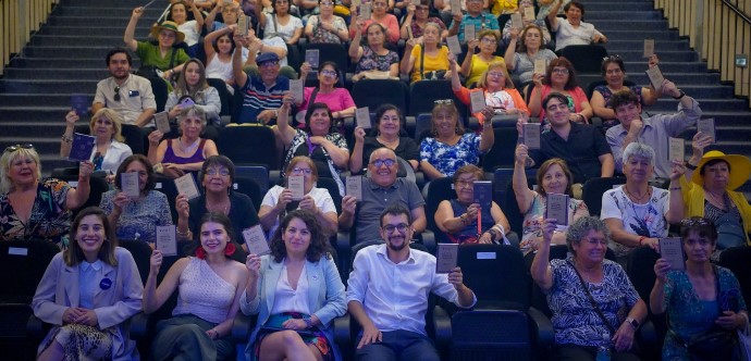 La comunidad tuvo la posibilidad de plantear dudas y conversar con las autoridades presentes, acerca de las 126 páginas con prestaciones y servicios sociales.