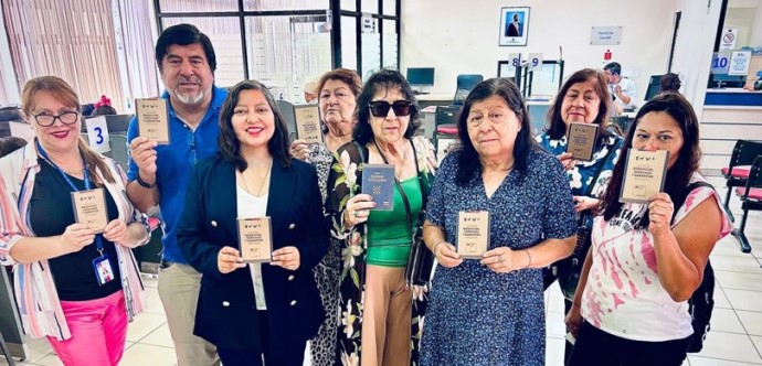 Lo que más destacaron es su tamaño pequeño y cómodo para usar, incluso, en el bolsillo, así como también, la presencia de 80 prestaciones, fondos y programas sociales que contiene.
