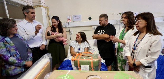 La niña, que nació en el Hospital San Juan de Dios a las 00:00:57 horas de este 1 de enero, también fue visitada por el subsecretario de Redes Asistenciales, Bernardo Martorell.