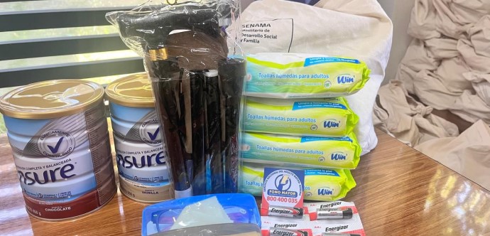 Cerca de mil kits de emergencia, enfocados especialmente en las necesidades de las personas mayores serán distribuidos en las comunas afectadas por los incendios. Además, SENAMA dispuso de una Primera Atención Psicológica para personas mayores que hayan sido damnificadas.