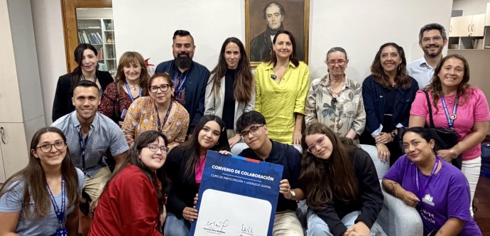 El convenio que crea la nueva vía de admisión se firmó de manera simbólica por la subsecretaria de la Niñez, Verónica Silva, y la rectora de la Universidad de O´Higgins, Fernanda Kri, en representación del Consejo de Rectoras y Rectores de las Universidades Chilenas.