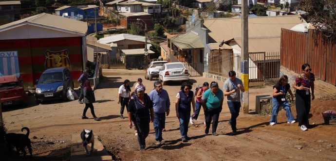 A través de un recorrido por el emblemático campamento de Viña del Mar, las ministras de Bienes Nacionales y Desarrollo Social y Familia informaron sobre la restitución de los documentos, los cuales permitirán que vecinas y vecinos del sector cuenten con la certeza jurídica de su propiedad y puedan acceder a los distintos beneficios del Estado bajo el marco de la emergencia.